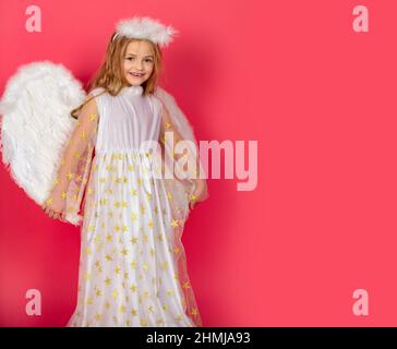 Schöne kleine Engel Mädchen. Porträt eines unschuldigen Mädchen Engel mit engelhaften Flügeln. Valentinskarte. Süße Engel Prinzessin Kinder mit Kopierer Platz. Stockfoto