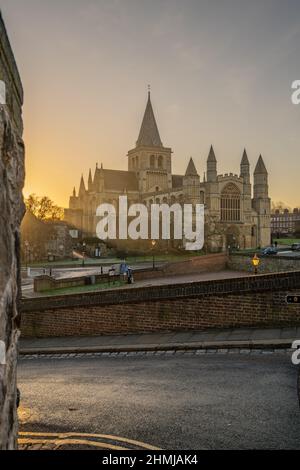 Blick in Richtung Westen der Rochester Cathedral bei Sonnenaufgang an einem frostigen Wintermorgen Stockfoto