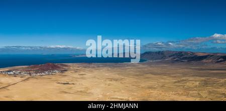 Luftaufnahme der Wüste El Jable und des Risco de Famara-Gebirges, Spanien Stockfoto