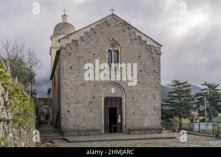 Historische Kirche "Nostra Signora della Salute", aufgenommen in hellem bewölktem Winterlicht in Volastra, Cinque Terre, Italien Stockfoto