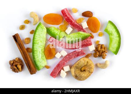 Getrocknete Früchte und Nüsse auf weißem Hintergrund Stockfoto
