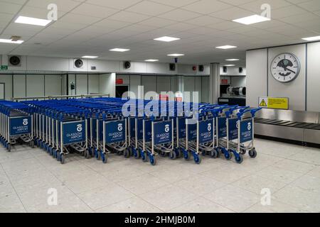 gepäckwagen am flughafen Stockfoto