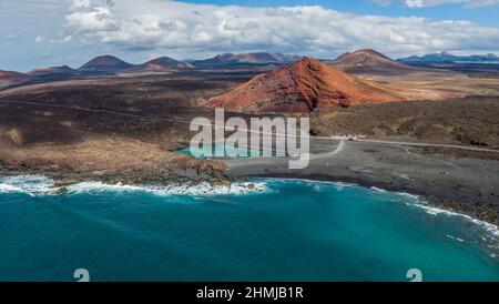 Charco Verde See und volcan Bermeja auf der Insel Lanzarote, Spanien Stockfoto