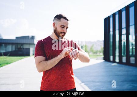 Selbstbewusster sportlicher Mann mit tragbarem Armband Stockfoto