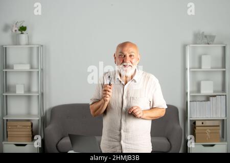 Senior Sozialarbeiter, Psychologe. Reifer Berater, leitender Mann im Büro. Porträt eines alten, reifen Managers. Stockfoto