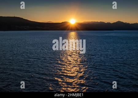 Sonnenaufgang über der Adria. Stockfoto