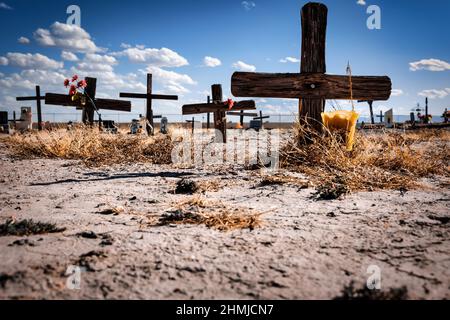 Verwitterte Kreuze im Wüstensand auf dem Friedhof La Isla südöstlich von El Paso, Texas. Stockfoto