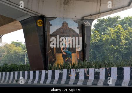 Neu-Delhi, Indien. 10th. Februar 2022. Gemälde und Wandmalereien an der Wand der erhöhten Brücke in Noida Uttar Pradesh, Indien, am 10. Februar 2022. (Foto: Ravi Batra/Sipa USA) Quelle: SIPA USA/Alamy Live News Stockfoto