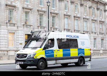 Ein Polizeiauto, das in der Nähe von Whitehall, Westminster, London, hält. Stockfoto