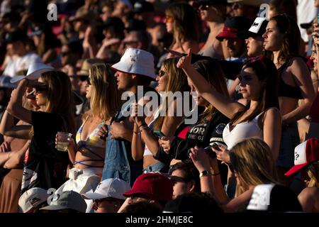 Peking, Hebei, China. 6th. Februar 2022. Fans jubeln für den Busch Light Clash im Coliseum im Los Angeles Memorial Coliseum in Los Angeles, CA. (Bild: © Walter G. Arce Sr./ZUMA Press Wire) Stockfoto