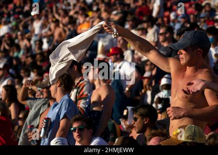 Peking, Hebei, China. 6th. Februar 2022. Fans jubeln für den Busch Light Clash im Coliseum im Los Angeles Memorial Coliseum in Los Angeles, CA. (Bild: © Walter G. Arce Sr./ZUMA Press Wire) Stockfoto