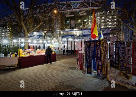 Madrid, Spanien. 06th. Februar 2022. Umgebung des Fußballstadions Santiago Bernabeu an einem Spielnachmittag Stockfoto