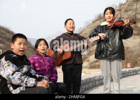 Peking, Chinas Provinz Hebei. 10th. Februar 2022. Kinder üben im Dorf Malan, Landkreis Fuping, nordchinesische Provinz Hebei, singen, 10. Februar 2022. Kredit: Yue Wenting/Xinhua/Alamy Live Nachrichten Stockfoto