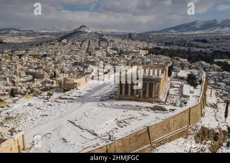 Athen. 25th Januar 2022. Luftaufnahme vom 25. Januar 2022 zeigt die schneebedeckte Akropolis von Athen in Athen, Griechenland. Quelle: Lefteris Partsalis/Xinhua/Alamy Live News Stockfoto