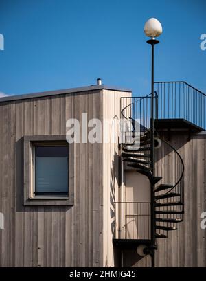 Modernes Holzgebäude in Bern, Schweiz, mit einer Wendeltreppe, die zum Dach führt Stockfoto