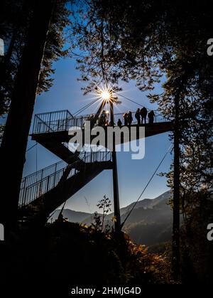 Die Panoramaplattform 'Il Spir' in Graubünden, Schweiz, mit Blick auf die Ruinaulta oder die Rheinschlucht Stockfoto