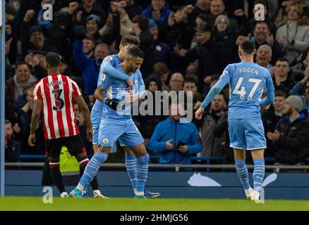 Manchester, Großbritannien. 10th. Februar 2022. Riyad Mahrez (3rd L) von Manchester City feiert seinen Torstand beim Spiel der englischen Premier League zwischen Manchester City und Brentford am 9. Februar 2022 in Manchester, Großbritannien. Quelle: Xinhua/Alamy Live News Stockfoto