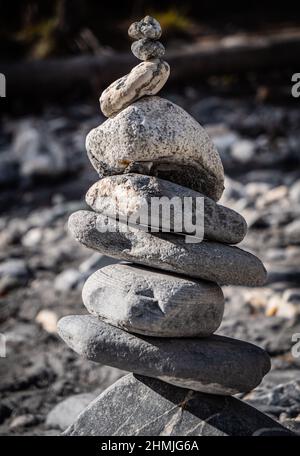 Einer von vielen Steinstapeln am Ufer des rheins Stockfoto