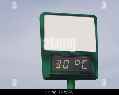 Elektronisches großes Thermometer auf dem Gebäude, das eine hohe Sommerlufttemperatur von 30 Grad Celsius anzeigt. Sommer heißes Wetter, Hitze Stockfoto