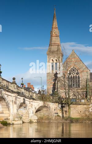 English Bridge in Shrewsbury, Shropshire, UK an einem blauen Himmel im Winter Stockfoto