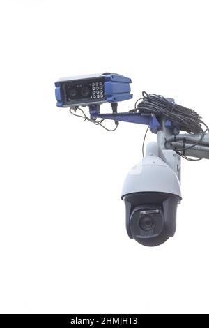 Überwachungskamera. Verkehrskontrolle und automatische Erkennung von Verkehrsverstößen. CCTV-Kamera. Stockfoto