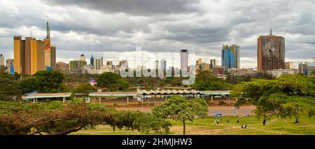 Nairobi, Kenia - 01. August 2021: Stadtblick von Nairobi, vom Uhuru Park View Point aus gesehen. Stockfoto