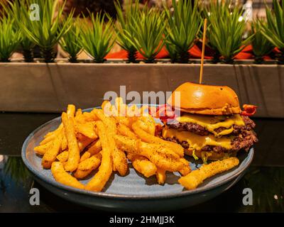 Nahaufnahme eines Double Steak Burger mit pommes in Texas Stockfoto