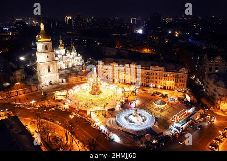 Weihnachtslandschaft in der Stadt. Weihnachtsbaum auf dem zentralen Platz der Stadt Drone Blick. Stockfoto