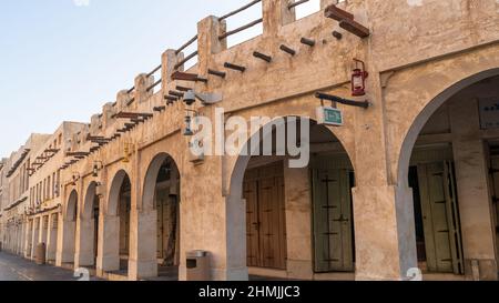 Traditionelles arabisches Gebäude aus Holz und Schlamm, dekoriert mit einer Fassade im traditionellen arabischen Stil im Souq Waqif (traditioneller Markt) von Doha Stockfoto