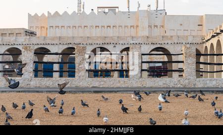 Traditionelles arabisches Gebäude aus Holz und Schlamm, dekoriert mit einer Fassade im traditionellen arabischen Stil im Souq Waqif (traditioneller Markt) von Doha Stockfoto