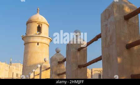 Traditionelle arabische Moschee, die mit Holz und Schlamm gebaut wurde und mit einer Fassade im traditionellen arabischen Stil am Souq Waqif (traditioneller Markt) von Doha dekoriert ist, Stockfoto