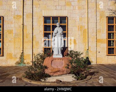 Sonniger Blick auf die Statue vor der San Fernando Kathedrale in Texas Stockfoto