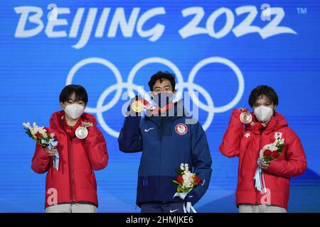 Nathan Chen aus den USA (C) hält seine Goldmedaille neben der japanischen Silbermedaillengewinnerin Yuma Kagiyama (L) und der japanischen Bronzemedaillengewinnerin Shoma Uno während der Medaillenzeremonie für das Finale des Eiskunstlaufes der Männer bei den Olympischen Winterspielen 2022 in Peking am Donnerstag, den 10. Februar 2022. Foto von Paul Hanna/UPI Stockfoto