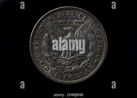 Umgekehrte Makroaufnahme des Liberty Morgan Dollar Black Hintergrunds Stockfoto