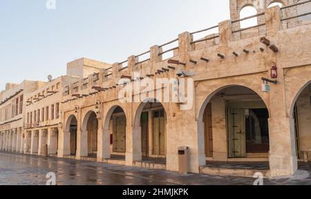 Traditionelles arabisches Gebäude aus Holz und Schlamm, dekoriert mit einer Fassade im traditionellen arabischen Stil im Souq Waqif (traditioneller Markt) von Doha Stockfoto