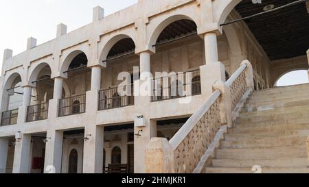 Traditionelles arabisches Gebäude aus Holz und Schlamm, dekoriert mit einer Fassade im traditionellen arabischen Stil im Souq Waqif (traditioneller Markt) von Doha Stockfoto