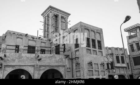 Traditionelles arabisches Gebäude aus Holz und Schlamm, dekoriert mit einer Fassade im traditionellen arabischen Stil im Souq Waqif (traditioneller Markt) von Doha Stockfoto