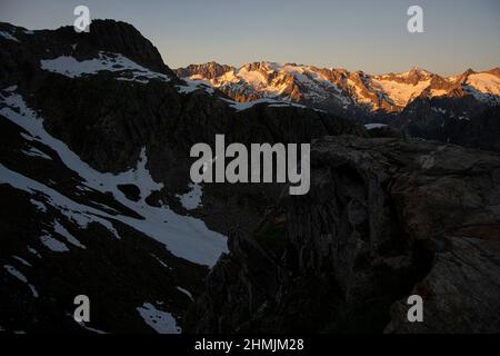 Imposante Berglandschaft rund um die abgelegene Gruebenhütte im Berner Oberland Stockfoto