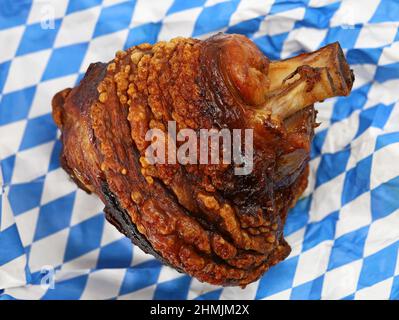 Knusprig gebratenes Schweineknöchel auf bayrischem wärmenden Grillbeutel isoliert auf weißem Hintergrund, Draufsicht Stockfoto
