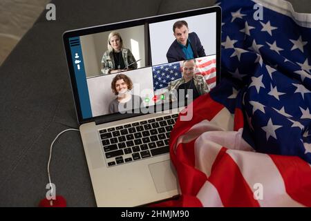 Reifer männlicher Soldat, der im Hauptquartier einen Laptop für die Kommunikation mit seiner Familie verwendet. Stockfoto