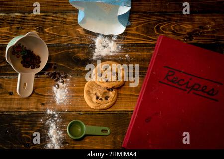 Backen von warmen Plätzchen an einem Wintertag Stockfoto