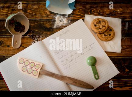Backen von warmen Plätzchen an einem Wintertag Stockfoto