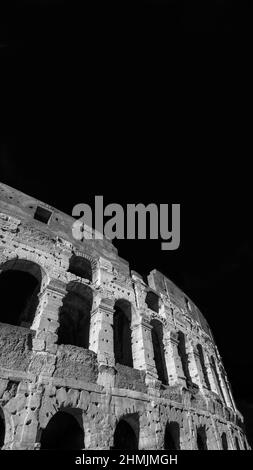 Kolosseum monumentale Arkaden in Rom (Schwarz-Weiß mit Kopierraum oben) Stockfoto