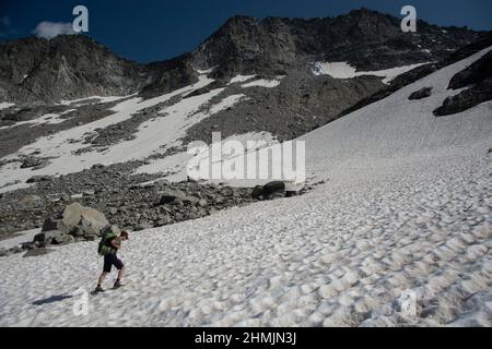 Wanderer beim Aufstieg zur Bündner Cavardiras-Hütte Stockfoto