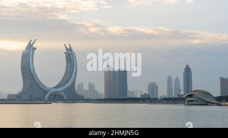 Lusail, Katar- 19. Oktober 2021: Die wunderschöne, neu entstehende Stadt mit vielen Wolkenkratzern, aufgenommen bei Sonnenaufgang Stockfoto