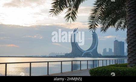 Lusail, Katar- 19. Oktober 2021: Die wunderschöne, neu entstehende Stadt mit vielen Wolkenkratzern, aufgenommen bei Sonnenaufgang Stockfoto