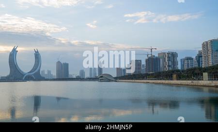 Lusail, Katar- 19. Oktober 2021: Die wunderschöne, neu entstehende Stadt mit vielen Wolkenkratzern, aufgenommen bei Sonnenaufgang Stockfoto