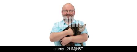 Glatze hält die Katze in den Armen und lächelt. Panoramabild. Stockfoto