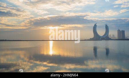 Lusail, Katar- 19. Oktober 2021: Die wunderschöne, neu entstehende Stadt mit vielen Wolkenkratzern, aufgenommen bei Sonnenaufgang Stockfoto