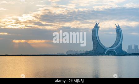 Lusail, Katar- 19. Oktober 2021: Die wunderschöne, neu entstehende Stadt mit vielen Wolkenkratzern, aufgenommen bei Sonnenaufgang Stockfoto